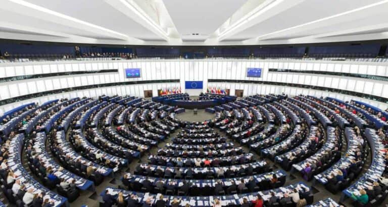 Magyar–szlovák nemmel, 24 igennel elfogadták az orosz gáz uniós kivezetését a tagállami kormányok