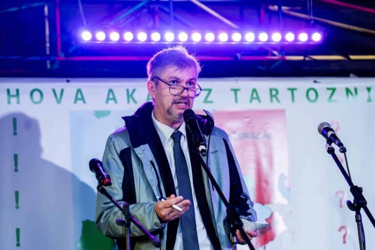 Hadházy: Szijjártó meg van zavarodva, mint faltörő kos a fotocella előtt