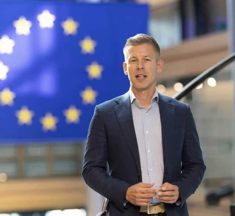 Robbanás a kampány hajrájában: egy hónappal a választás előtt érkezik a Magyar Péterről szóló dokumentumfilm