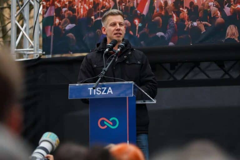Magyar Péter: Belháború dúl a Fideszben a mentelmi jogért, miközben a TISZA jelöltjei már tűzifát osztanak