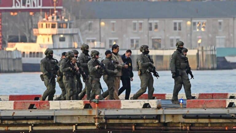 Bilincsbe verve szállították a New York-i bíróságra Nicolás Madurót