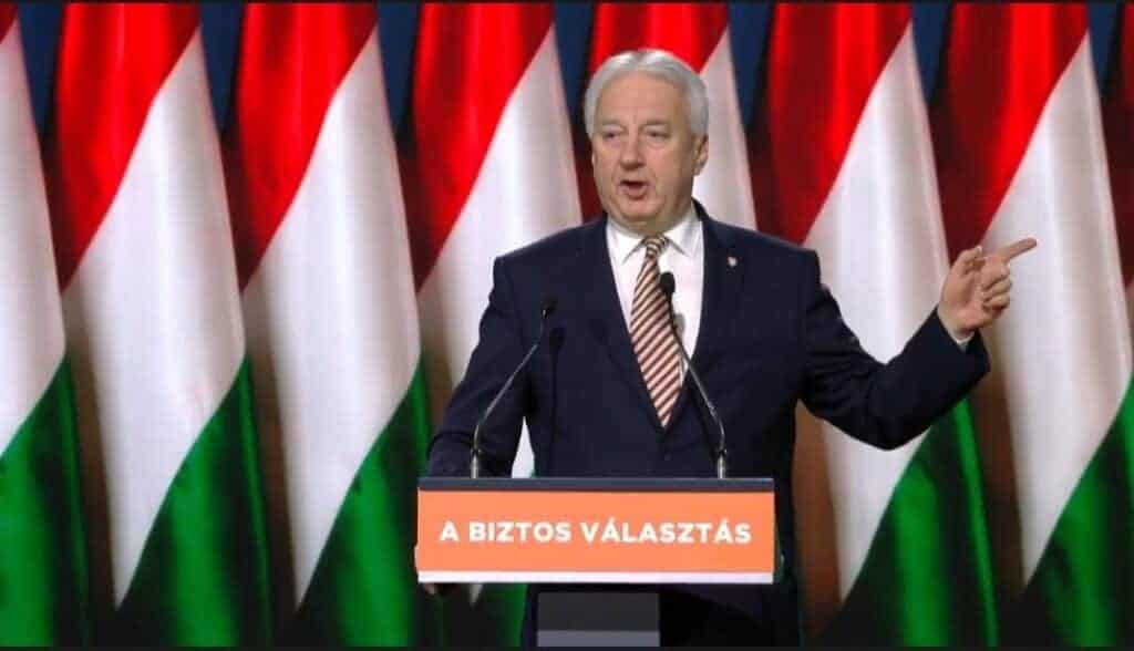 Biztonságos választás Hungary politikus beszédében Magyarország színeiben.