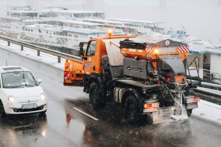Ónos eső és sűrű köd miatt is figyelmeztetést adtak ki, de a hideg alábbhagy – veszélyes téli időjárás béníthatja meg az ország közlekedését