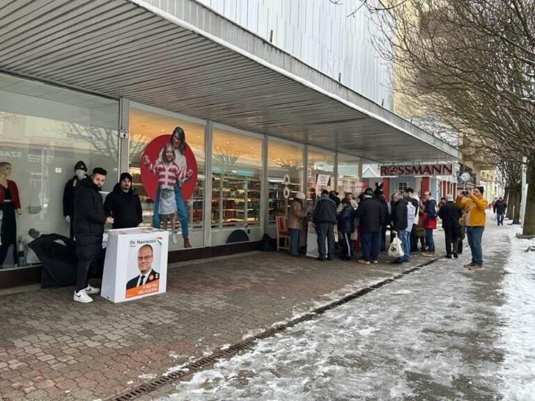 A Tiszánál álltak a sorok, a Fidesz pultjait sok helyen hiába kerestük, de így is meglettek az aláírások – országos körkép a kampány első reggeléről