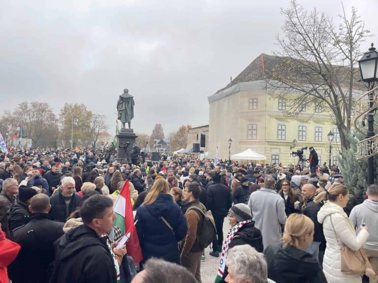 Késeléssel fenyegette a Tisza aktivistáit egy férfi Budapesten