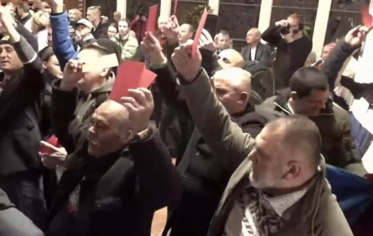 Szakértők: Bűncselekmény, hogy Orbán hozzáfért a gyöngyösi tüntetők priuszához, de az is, ha csak nyilvánosan blöffölt erről