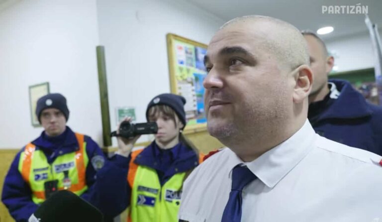 Gulyás Mártont rendőrrel dobták ki a gödi tűzoltóbálról, ahol Tuzson Bencét akarta megszólaltatni