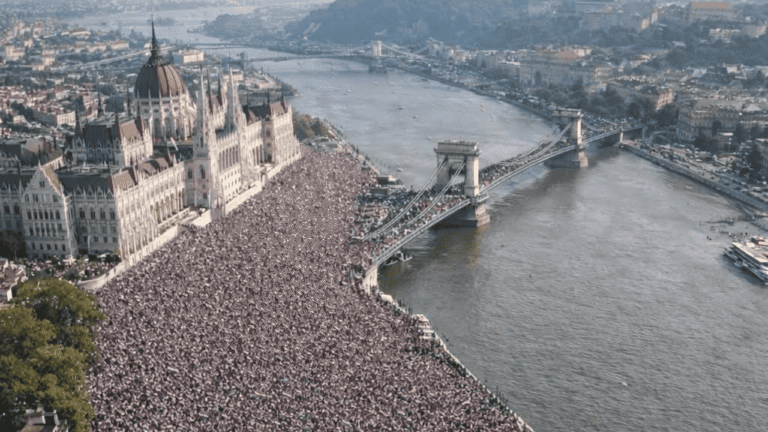 Az egyik megyei lapnál kiszélesítették a rakpartot és átrakták a Lánchídat is, hogy elférjen a Békemenet