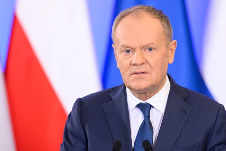 „Micsoda szégyen!” – így reagált Donald Tusk lengyel miniszterelnök Szijjártó Péter beismerésére