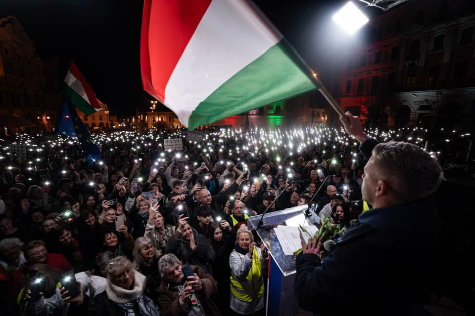 Hatalmas tömeg hallgatta Magyar Pétert a Széchenyi téren.