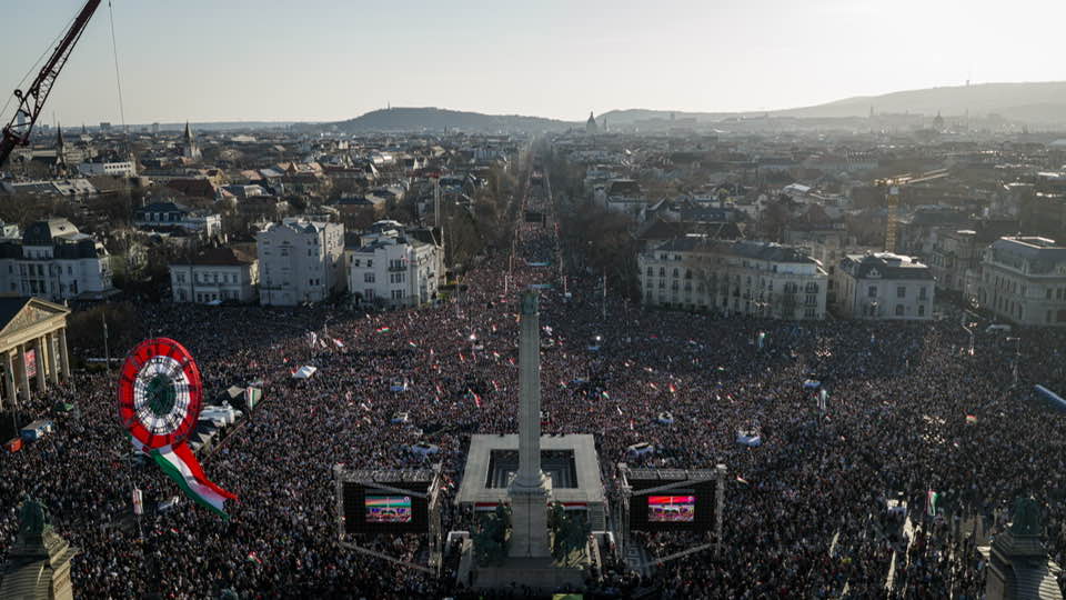Tömeg a március 15-ei nemzeti ünnepi megemlékezésen Budapesten.