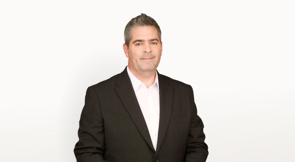 Politikus portré, üzleti elegancia, formalitás, magyar hír, szakmai megjelenés, cikk, portré, üzletember, öltöny, fehér ing, jól ismert személy, modern háttér.