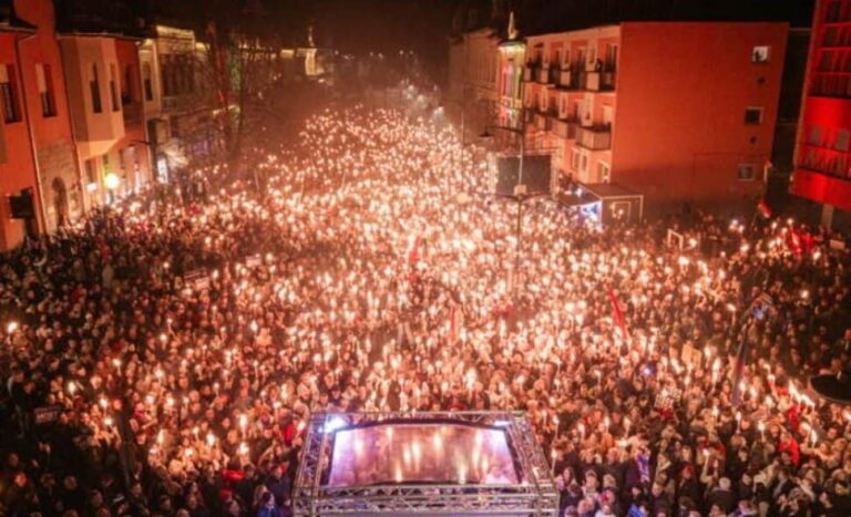 Hatalmas erődemonstráció Lázár János városában: fáklyás tömeg előtt mondta ki Magyar Péter a választás valódi tétjét Hódmezővásárhelyen