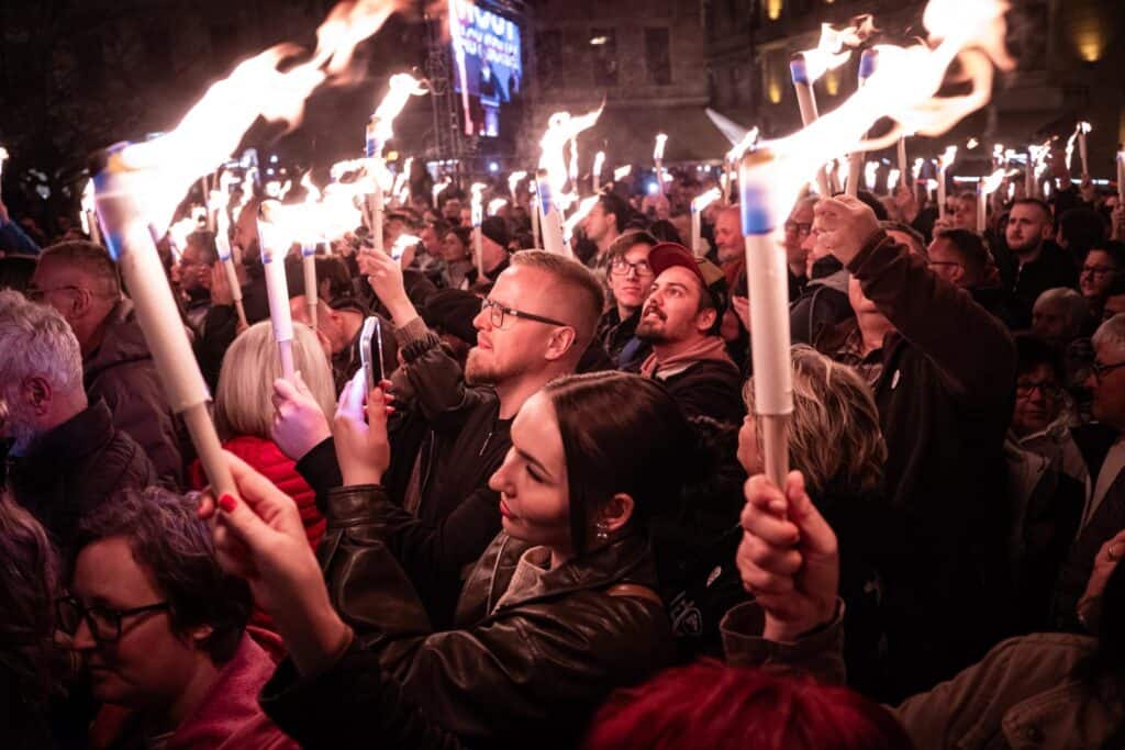 Az eseményen sokan gyújtottak fáklyákat, támogatva Magyar Pétert a Széchenyi téren.