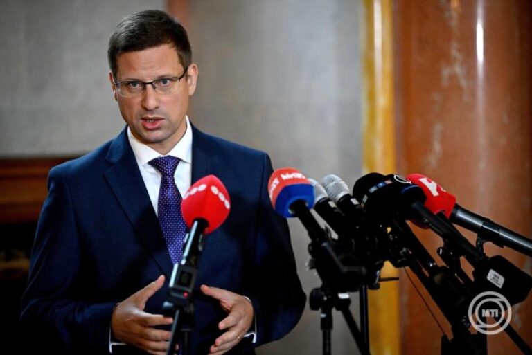 Gulyás: Minden fideszes maga dönthet arról, hogy felveszi-e a mandátumát