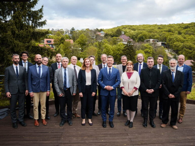 Magyar Péter egyeztetett a gimnáziumi igazgatókkal, de a miniszter személye nem került szóba