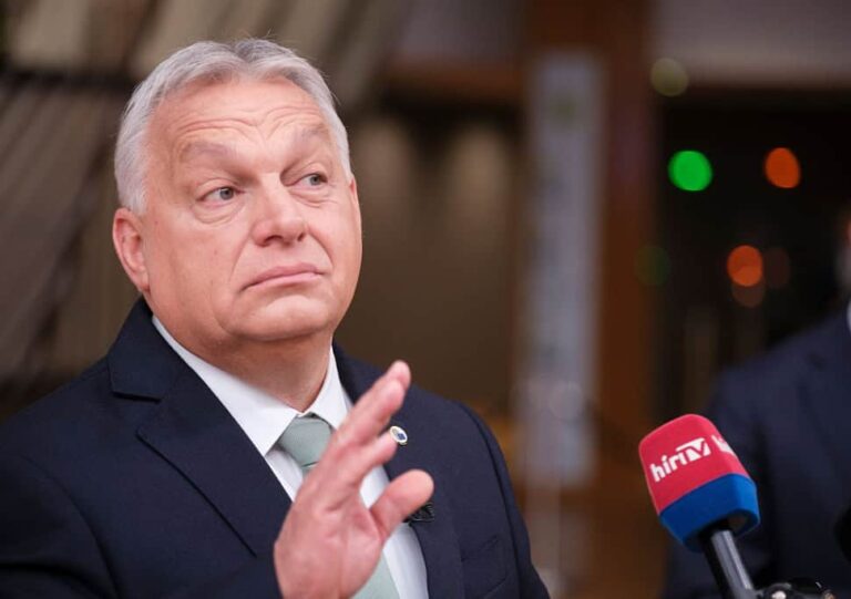 Reagált a kormány Orbán amerikai útjára, de a magángépekkel külföldre hordott vagyonról hallgatnak