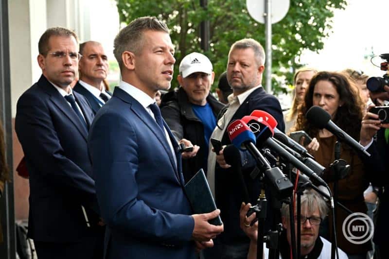 Magyar politikus sajtótájékoztatót tart külföldi újságírók előtt.