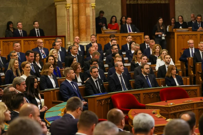 Ma tárgyalja a parlament a képviselői fizetések csökkentését, 40 százalékos vágás jöhet