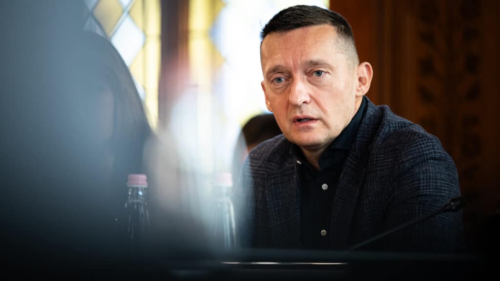 Vádlott szalone tekintettel, tárgyaláson, jogi per, ügyvéd, bíróság, igazságszolgáltatás, jogi eljárás, eljárási képek, bírósági tárgyalás, Magyarország.